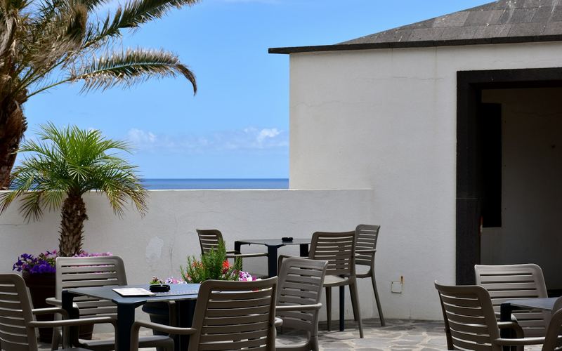 Terrasse de restaurant avec vue sur l'océan