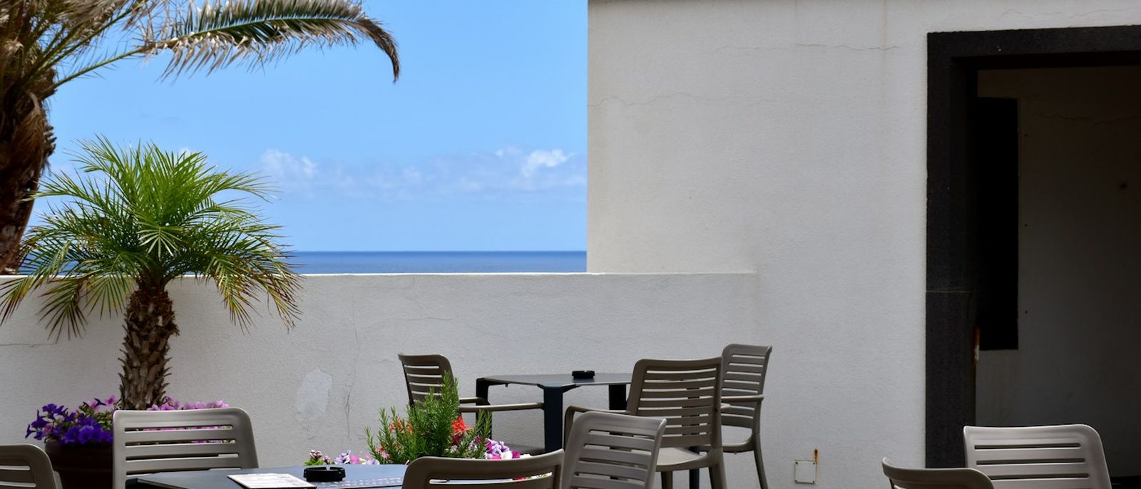 Terrasse de restaurant avec vue sur l'océan