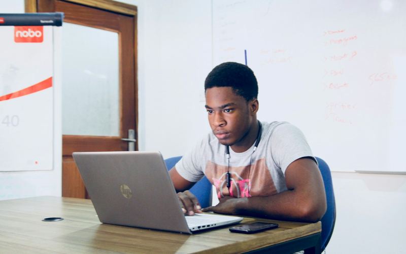 Jeune homme travaillant sur un ordinateur portable