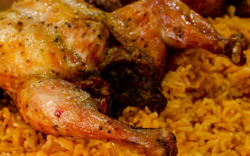 Poulet rôti sur riz jaune