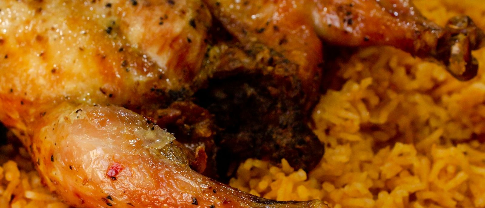 Poulet rôti sur riz jaune