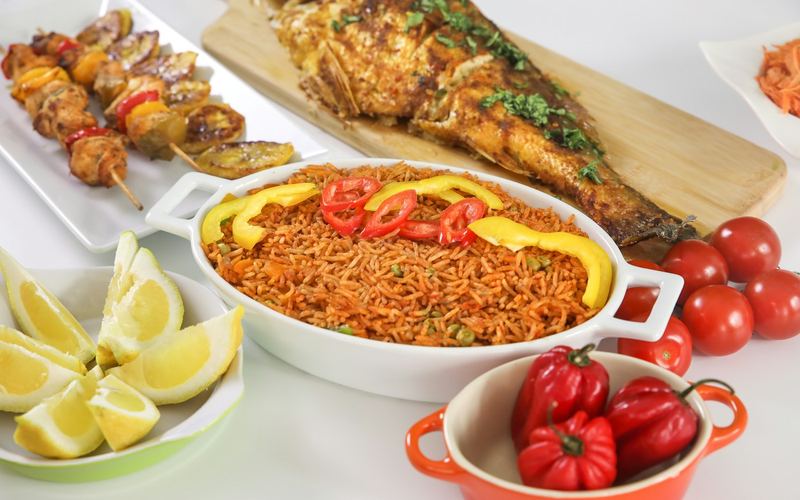 Riz rouge au poisson grillé, citron et piments